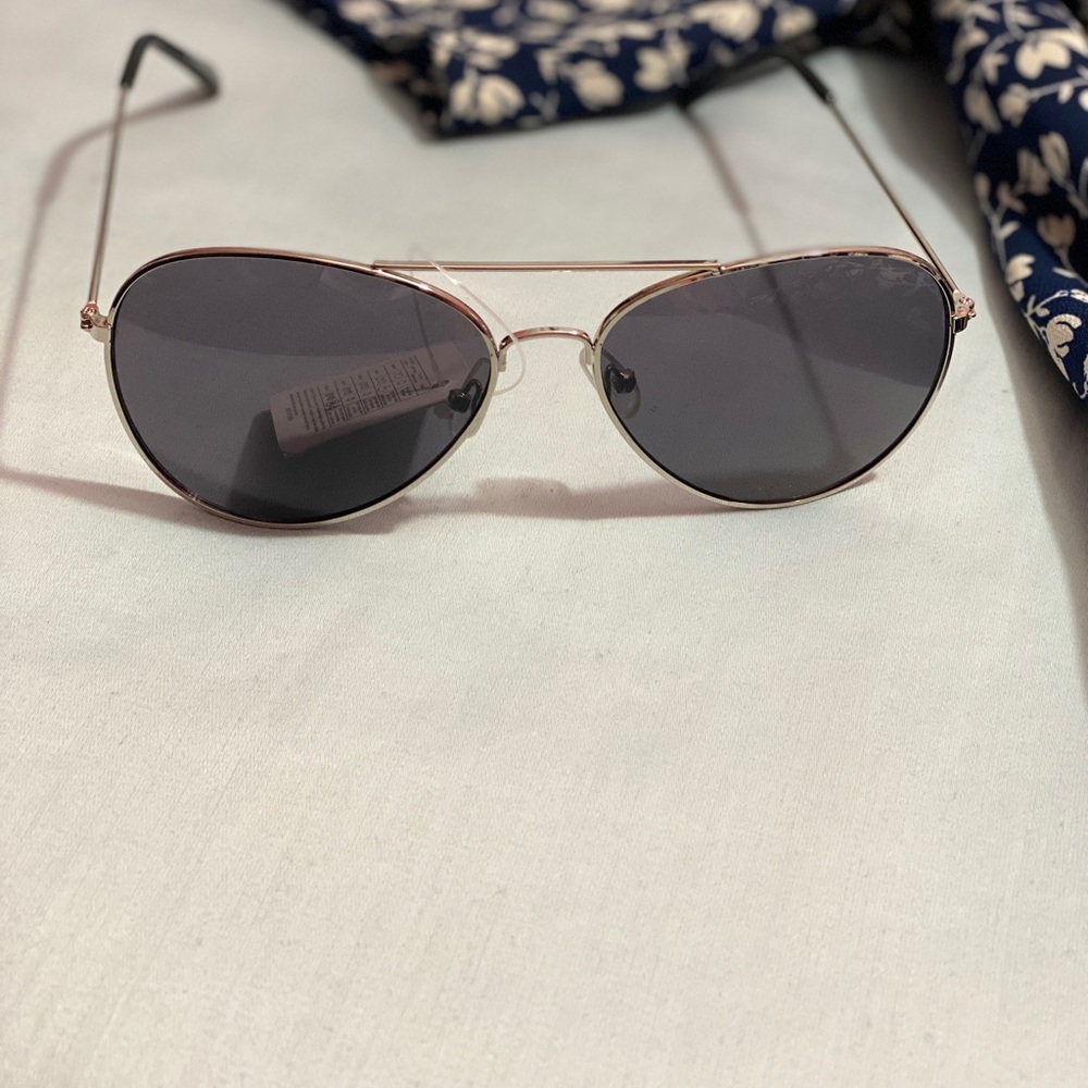 🌼 Blue-Tinted Aviator Sunglasses